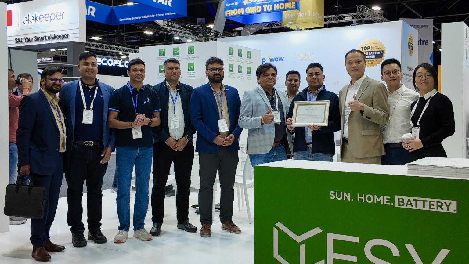 ESYsunhome presents the 2025 Best Performing Distributor Award to Luxco Energy