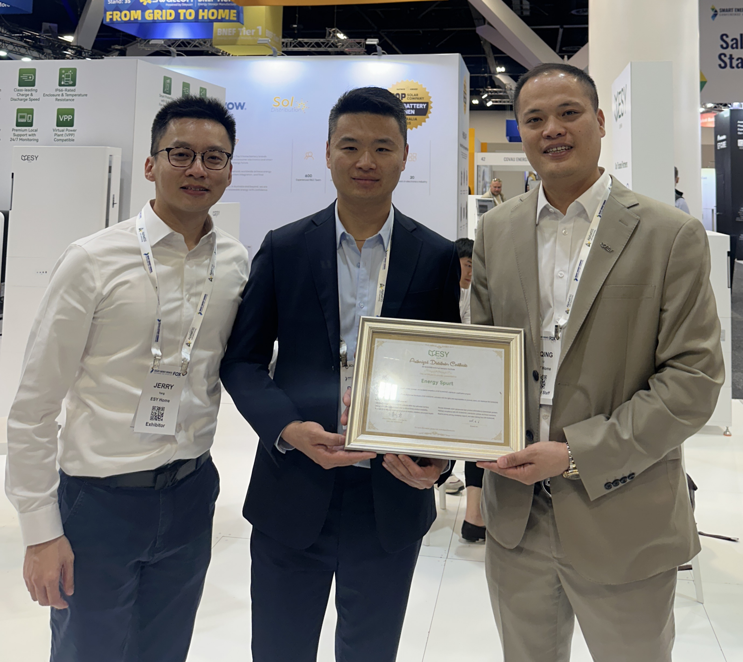 ESYsunhome presents the 2025 Best Performing Distributor Award to Energy Spurt